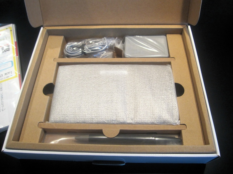 Illustration for article titled DSi LL Unboxing